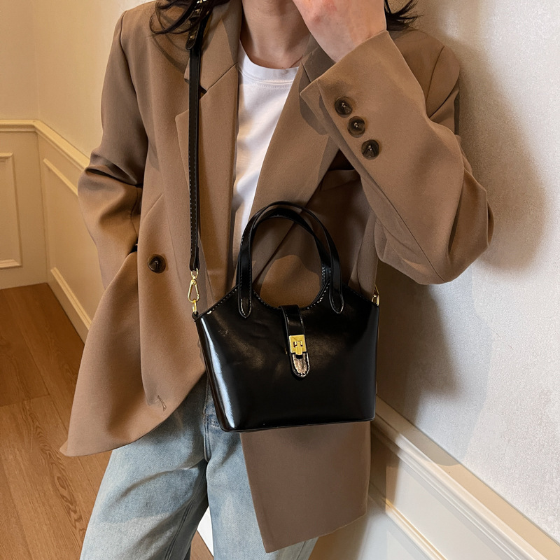 Korean pure color large-capacity hand-held bucket bag for women 2025 new style, versatile and simple crossbody bag, casual commuting single-shoulder bag Specification drawing