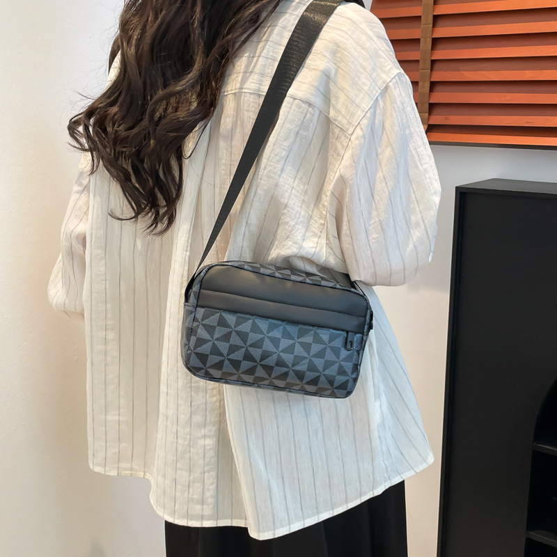 Cross-border single-shoulder bag, small crossbody bag, trendy crossbody large capacity waterproof small backpack, lightweight printed small square bag Specification drawing