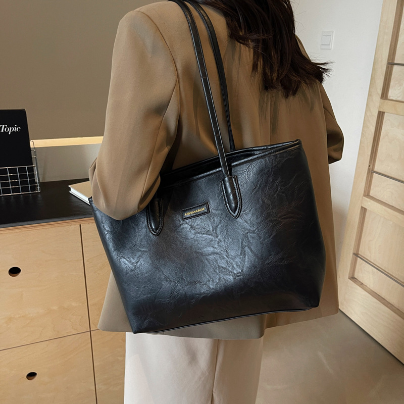 Retro and fashionable tote bag for women, Korean style, trendy and versatile, large-capacity single-shoulder bag, new 2024 style, high-end underarm bag Application Scenario
