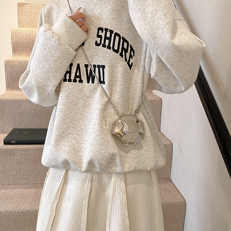 Mini metal crossbody bag for women, 2025 new style, European and American fashion, small fish-shaped red envelope, cute and versatile chain bag details Picture