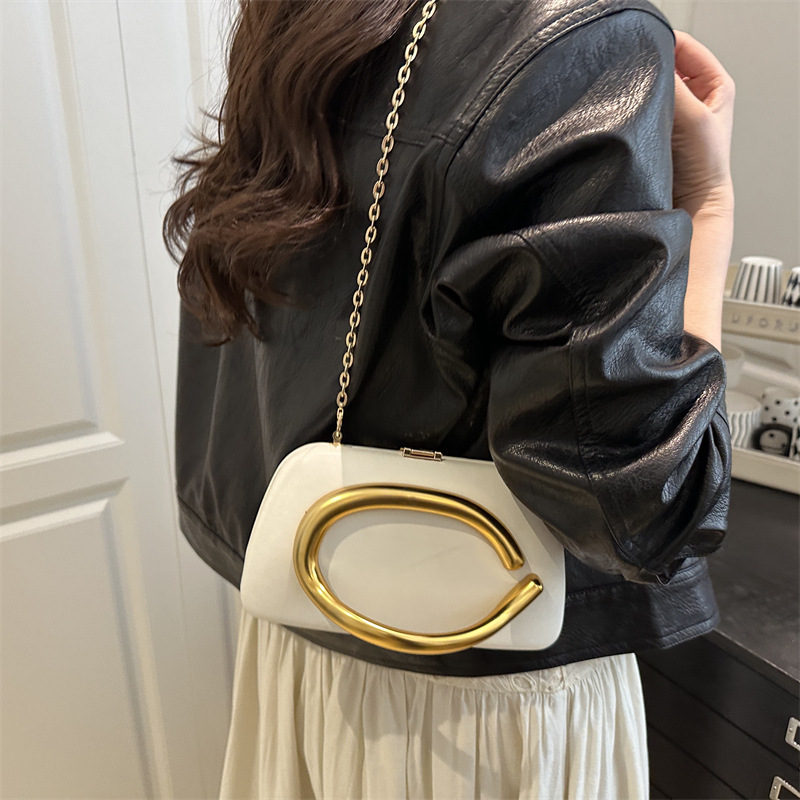 European and American retro niche wine red metal box small square bag, versatile for banquets, mobile phone bag, hand-held crossbody small bag details Picture