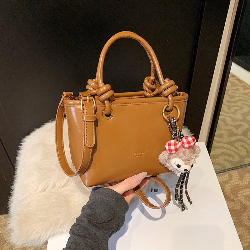 High-end retro small bag for ladies, 2024 new style casual, versatile and fashionable crossbody bag, popular hand-held bucket bag details Picture