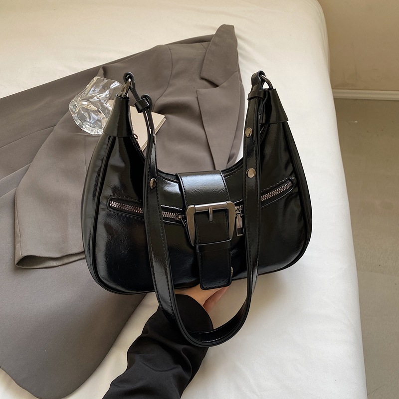 A cool and retro small handbag for women, a new 2024 trendy and fashionable oil-wax skin dumpling bag, versatile and high-quality crossbody bag Specification drawing