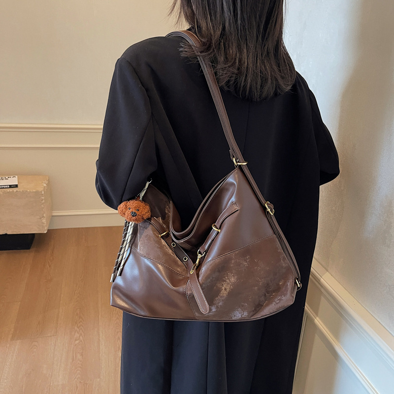 Retro commuter tote bag for women, large capacity 2024 new casual and versatile shoulder bag, street trend travel backpack Application Scenario