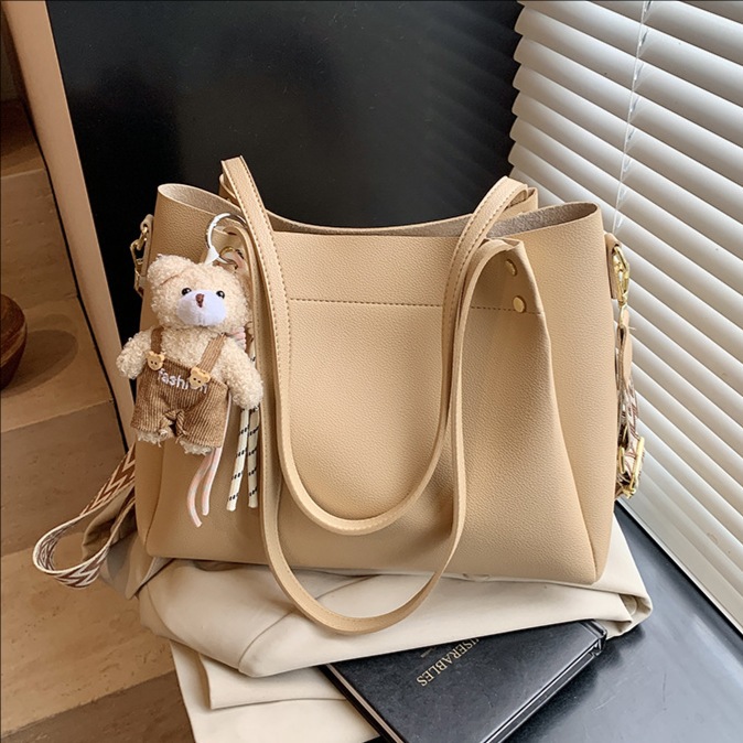 A fashionable, large-capacity, simple and versatile bucket bag for women, a new model of 2025, with a stylish and high-end quality for commuting, single-shoulder crossbody full figure