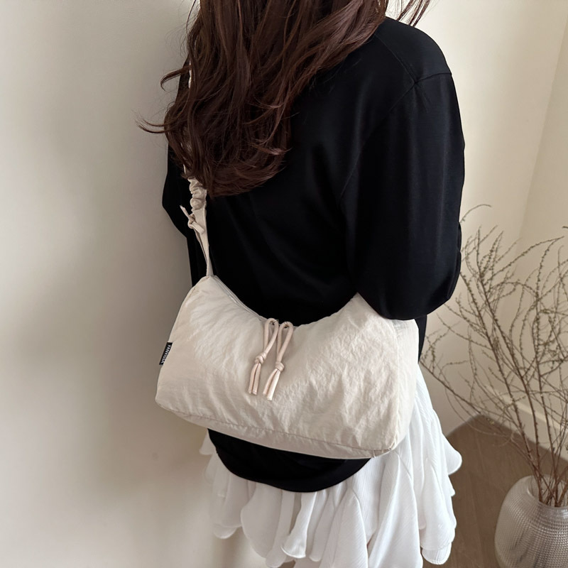 Summer large-capacity pleated drawstring shoulder strap dumpling bag for women, casual and versatile, suitable for class and commuting, single-shoulder crossbody large bag details Picture