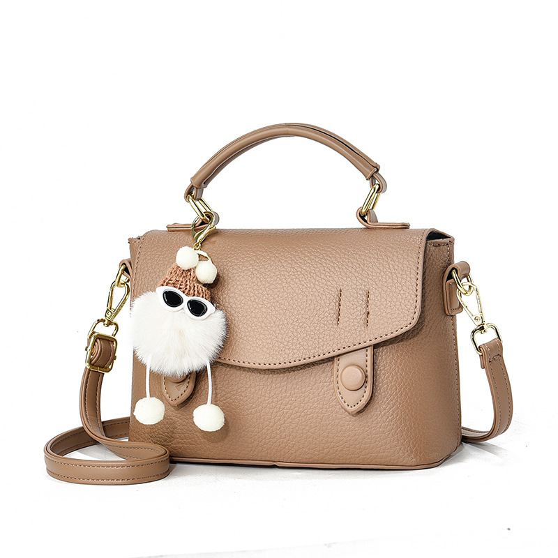 A new trendy Korean version casual crossbody bag for women in 2025, a stylish black small bag for spring and summer, simple for students Item Picture