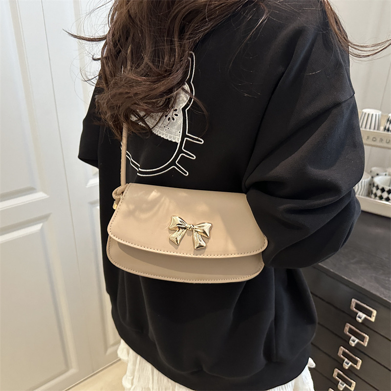 A new, elegant and trendy casual crossbody bag, a simple and casual small square bag, a Korean-style niche fashion single-shoulder bag Specification drawing