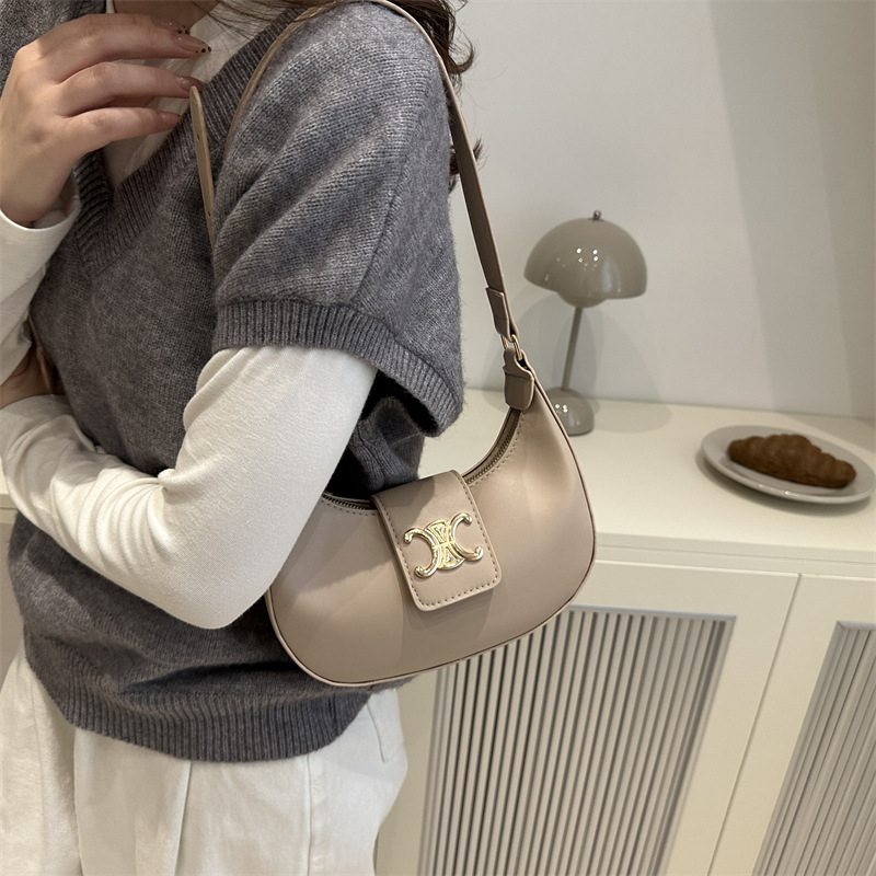 This year, saddle bags, underarm bags and women's bags are in vogue. The new autumn 2024 collection features a high-end, niche crescent-shaped bag and single-shoulder bag for women Specification drawing