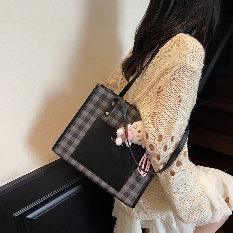 Cross-border 2025 New style bags: Women's color-blocking tote bag, retro shoulder bag, large-capacity handbag, commuter underarm bag Application Scenario