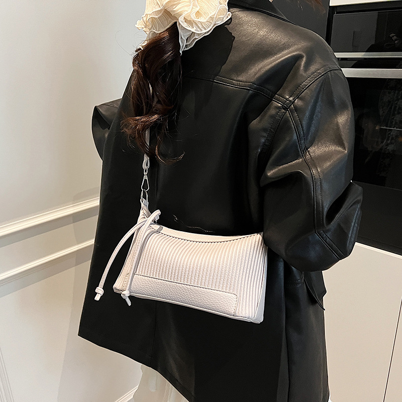 A retro, high-end, fashionable hand-held underarm bag for women, a new 2025 simple, casual and versatile single-shoulder crossbody bag Specification drawing