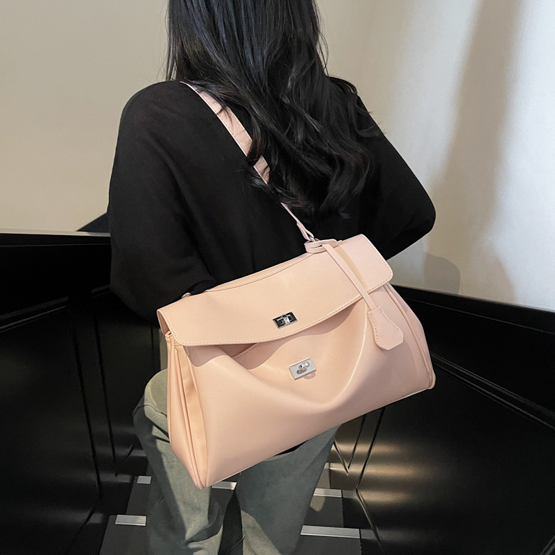 Simple urban commuter style large bag, niche design tote bag, women's large-capacity soft leather crossbody bag, versatile work bag Application Scenario