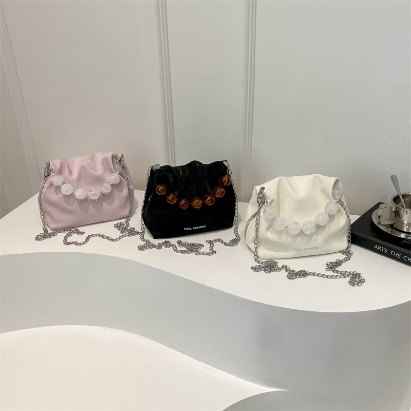 A women's 2024 Spring/Summer Korean-style fashionable and simple bucket bag with a unique texture and pleated crossbody Application Scenario
