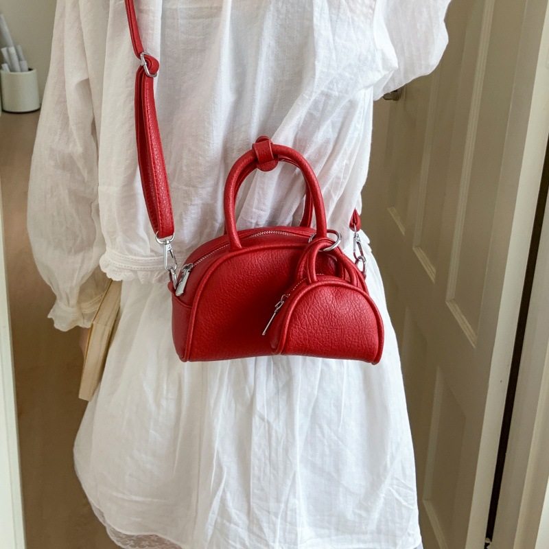 A high-end, niche design crossbody bag for women, a new summer 2025 fashion and versatile handbag, a stylish and simple single-shoulder bag details Picture