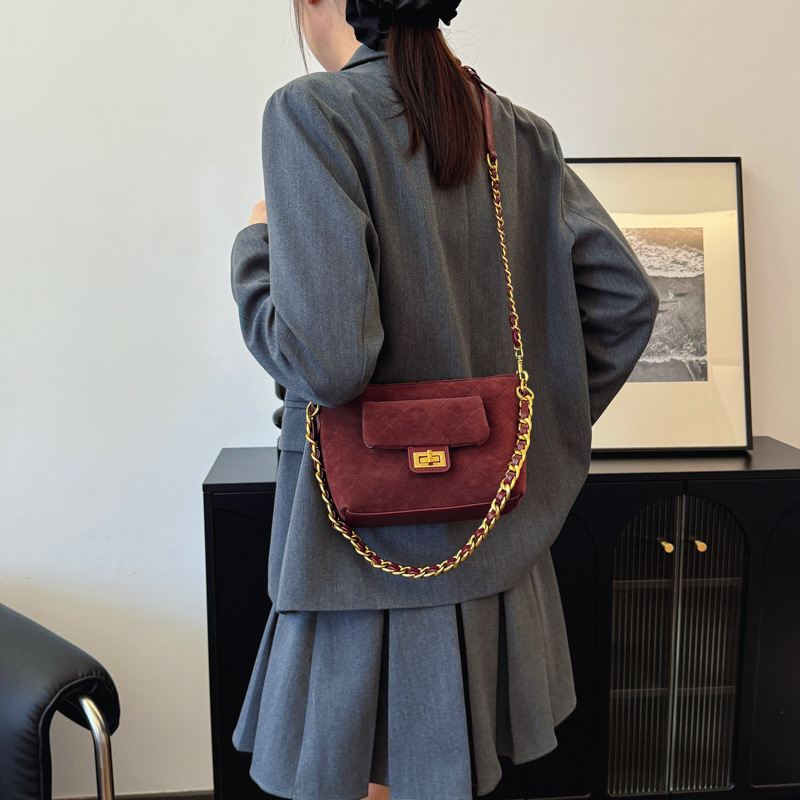 Retro matte tote small bag for women, 2024 new style Chanel-style chain fashion crossbody bag, Korean version niche wandering bag Application Scenario