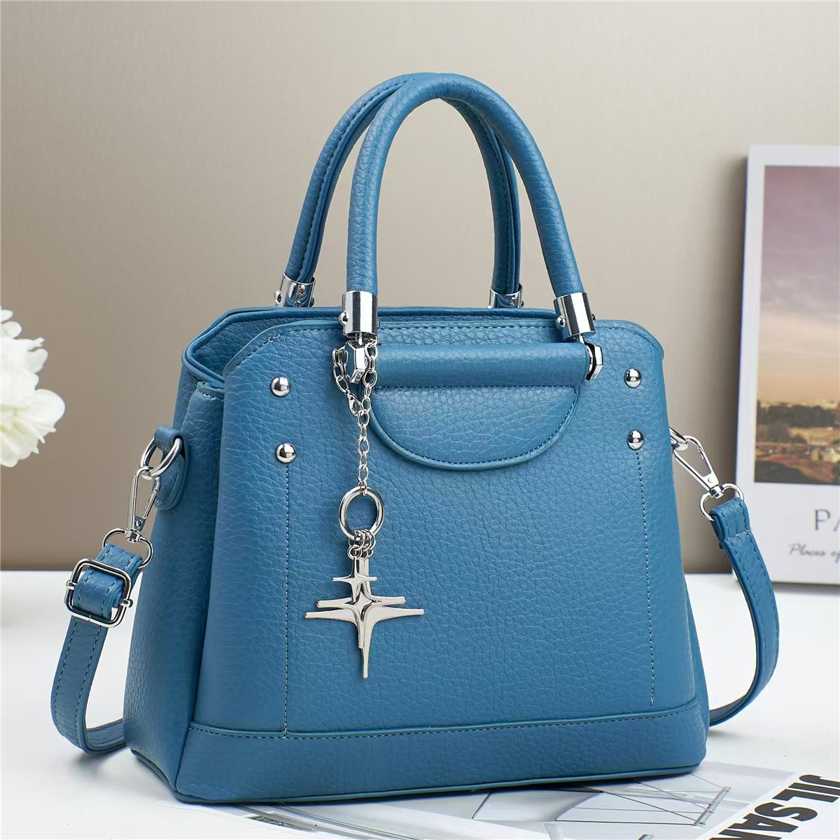 A high-end and exquisite handbag for women, a new 2024 large-capacity single-shoulder bag, a versatile and fashionable commuter bag for women full figure