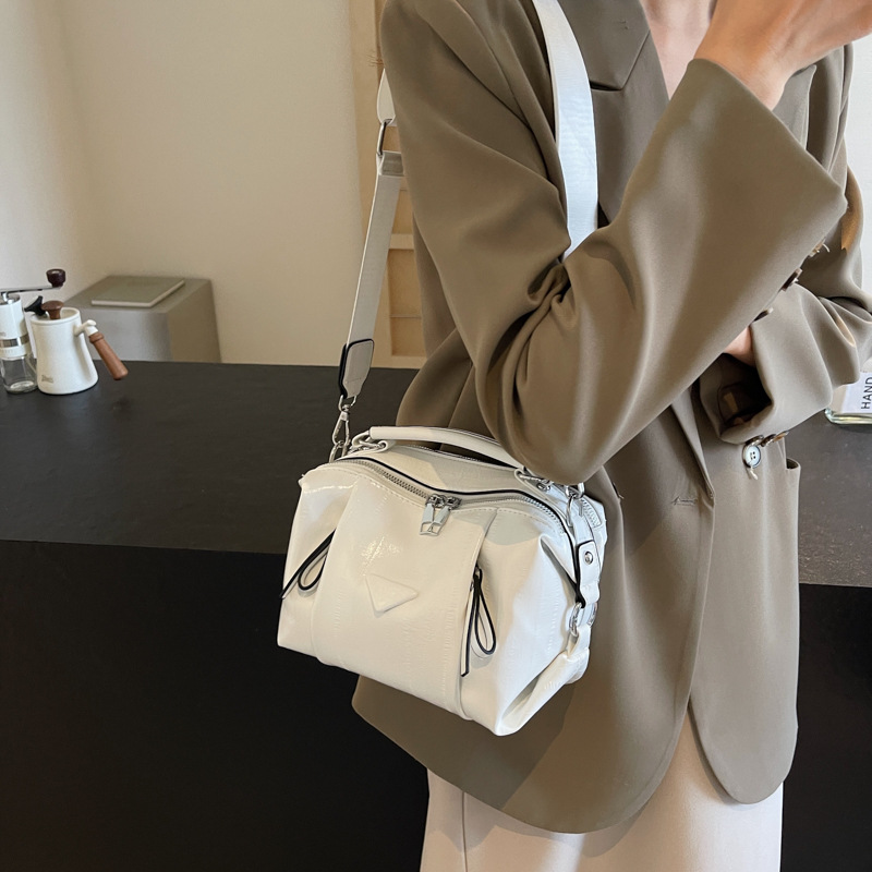 Fashionable, niche and high-end hand-held pillow bag for women 2025 new style, trendy, simple and versatile casual single-shoulder crossbody bag details Picture