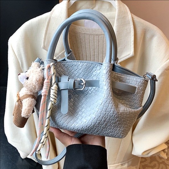 A stylish and versatile hand-held vegetable basket bag for women, a new 2025 high-end, niche pleated single-shoulder, crossbody bucket bag full figure