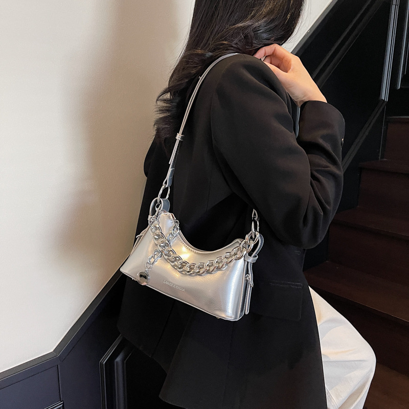 The 2025 new stylish and versatile single-shoulder underarm bag, a cross-border retro chain hand-held baguette bag Application Scenario