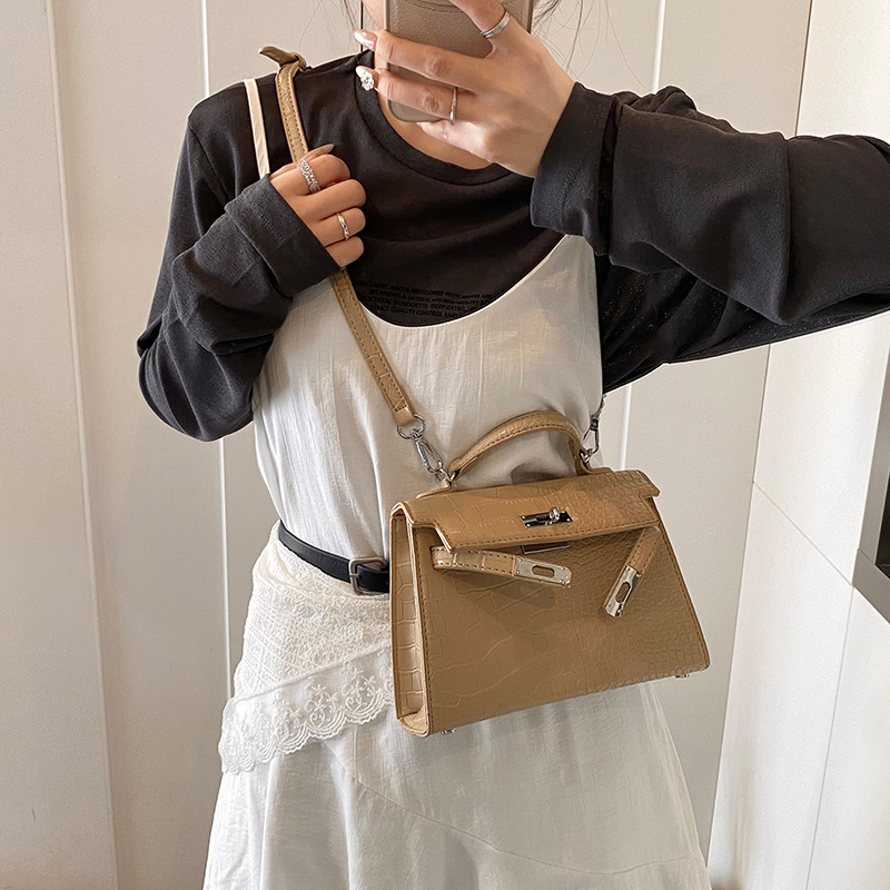 The high-end crocodile print hand-held Kelly bag for women's Spring/Summer 2025 is a simple and versatile single-shoulder bag and a trendy crossbody bag Application Scenario