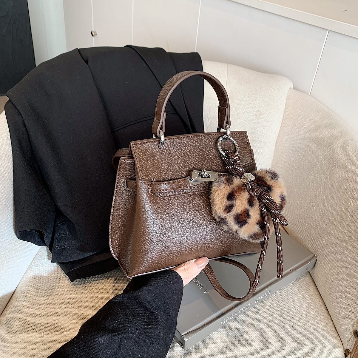 Retro and simple small bag for women, 2024 new high-end texture Kelly handbag, fashionable, casual and versatile crossbody bag Specification drawing