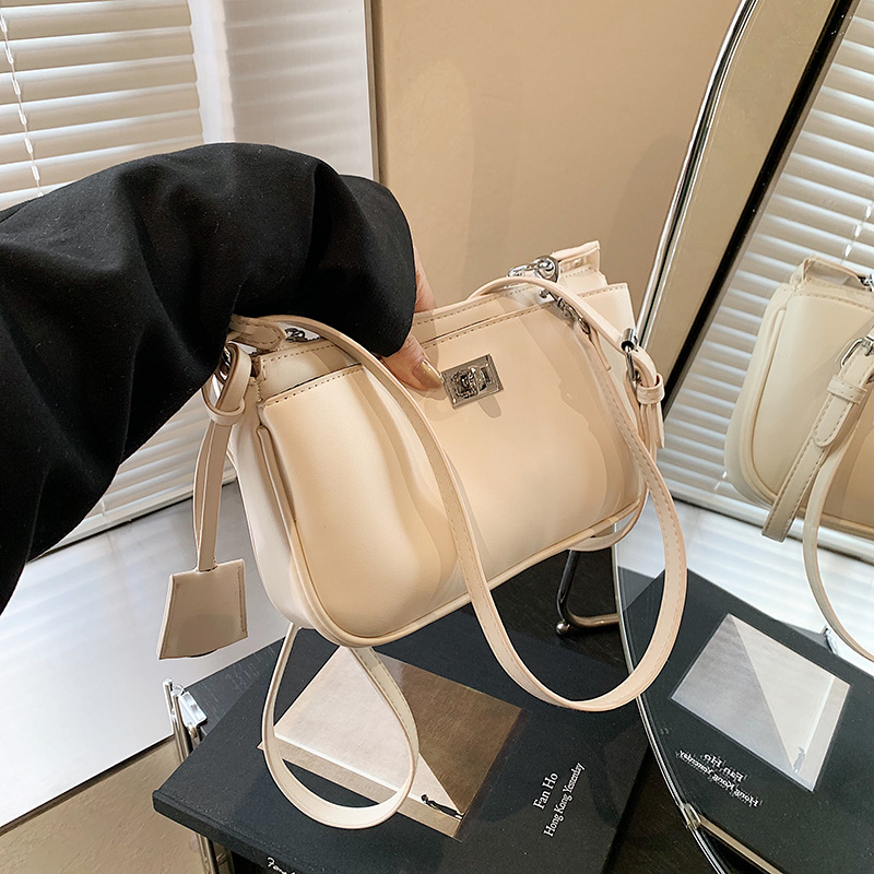 A trendy and stylish small square bag for women, a Korean style Instagram high-end and versatile single-shoulder bag, a new 2024 niche design for women Specification drawing