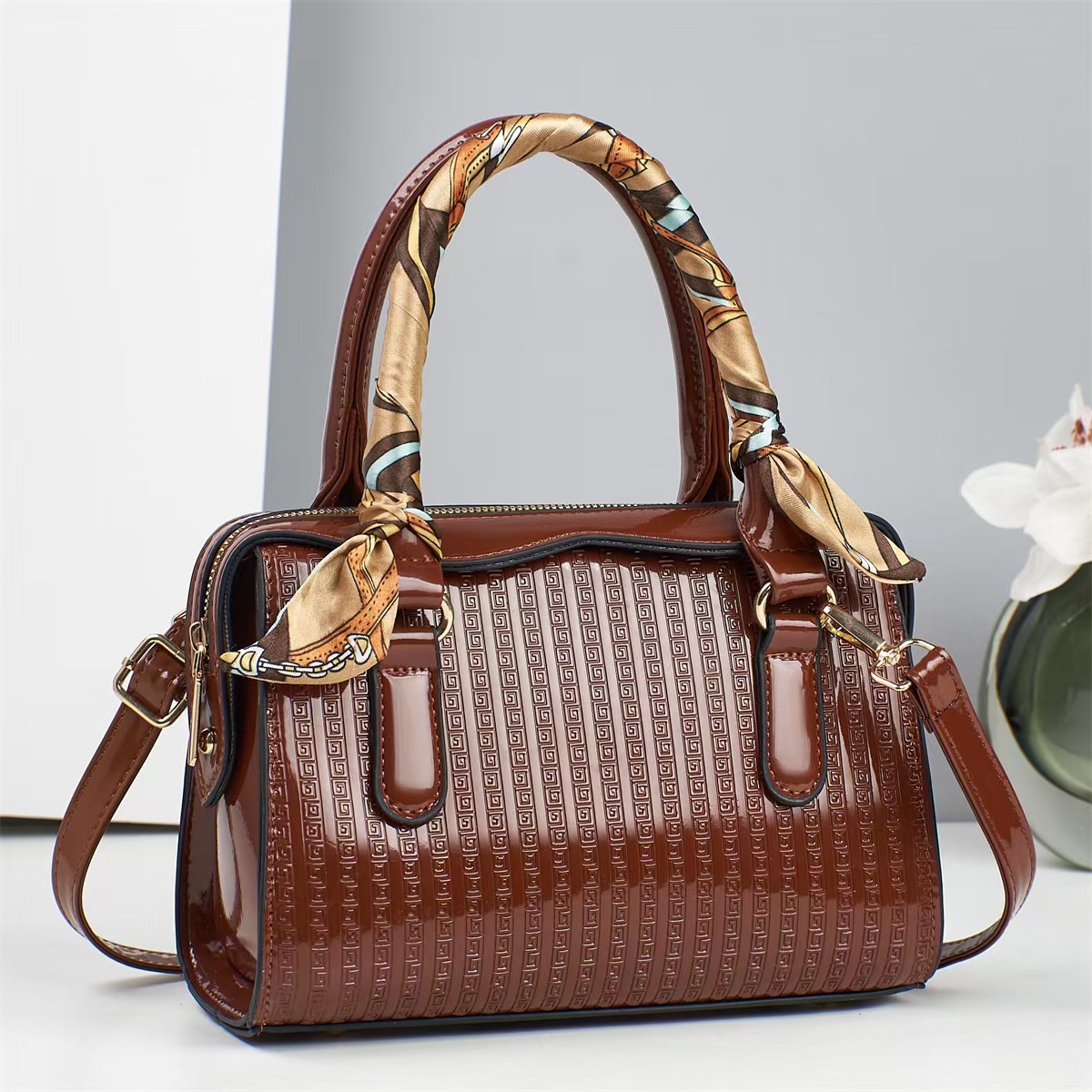 This is a new style of fashionable embossed hand-held bag for women in foreign trade in 2025, a large-capacity bag for middle-aged mothers, and a single-shoulder crossbody bag details Picture
