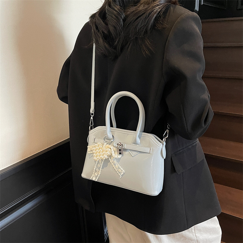 A high-end and fashionable hand-held small square bag for women, a new Spring/Summer 2025 style, versatile, stylish and simple single-shoulder crossbody bag Application Scenario