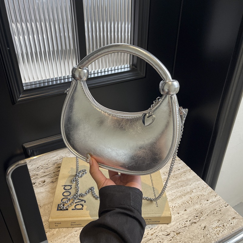 Carrying fashionable and trendy dumplings for women, 2025 new style simple, casual and versatile single-shoulder bag, niche design crossbody bag Application Scenario