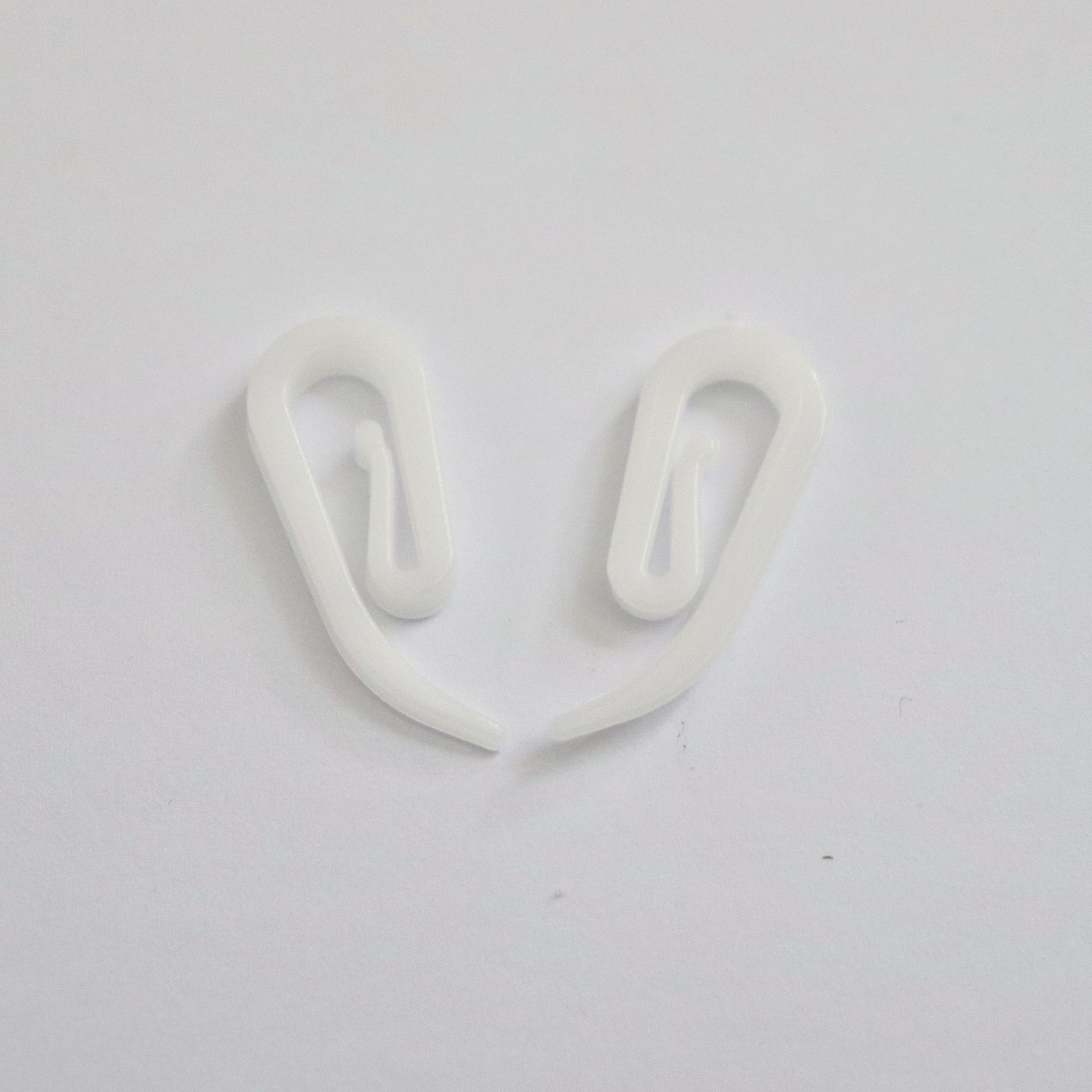 We have curtain rings, plastic curtain hooks, curtain accessories, curtain ring accessories, shower curtains, comma hooks and 6-shaped hooks in stock details Picture
