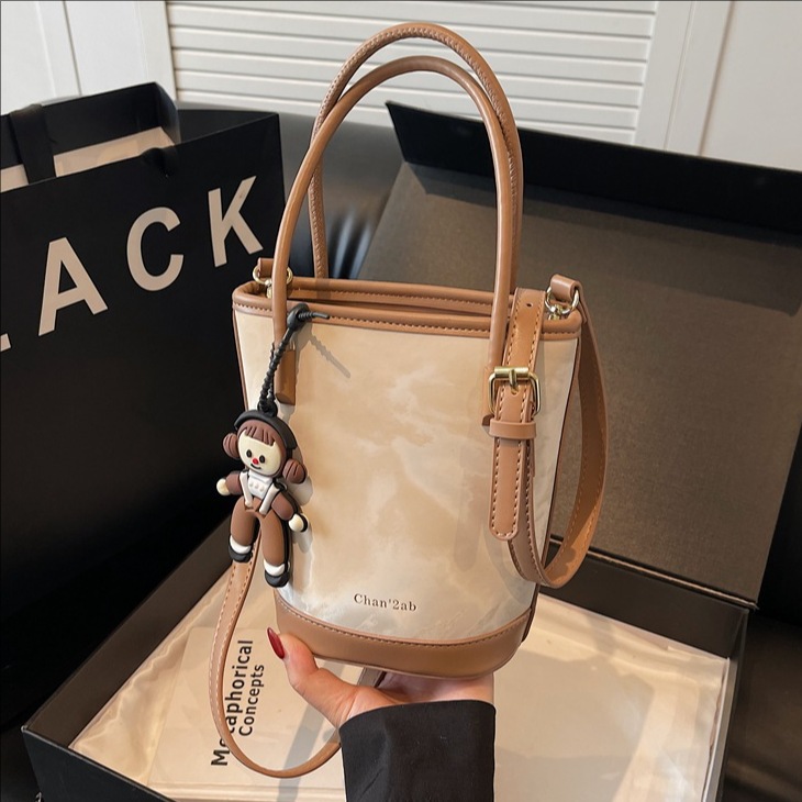A trendy and stylish hand-held small bag for women in 2025, a high-end single-shoulder bucket bag and a casual crossbody bag full figure