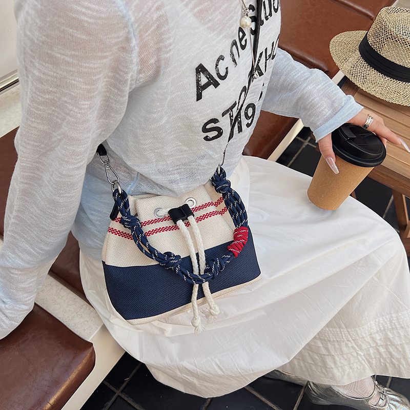 High-end handbag 2025 new striped canvas bag, trendy shoulder bag, striped underarm bag, commuter bucket bag Specification drawing