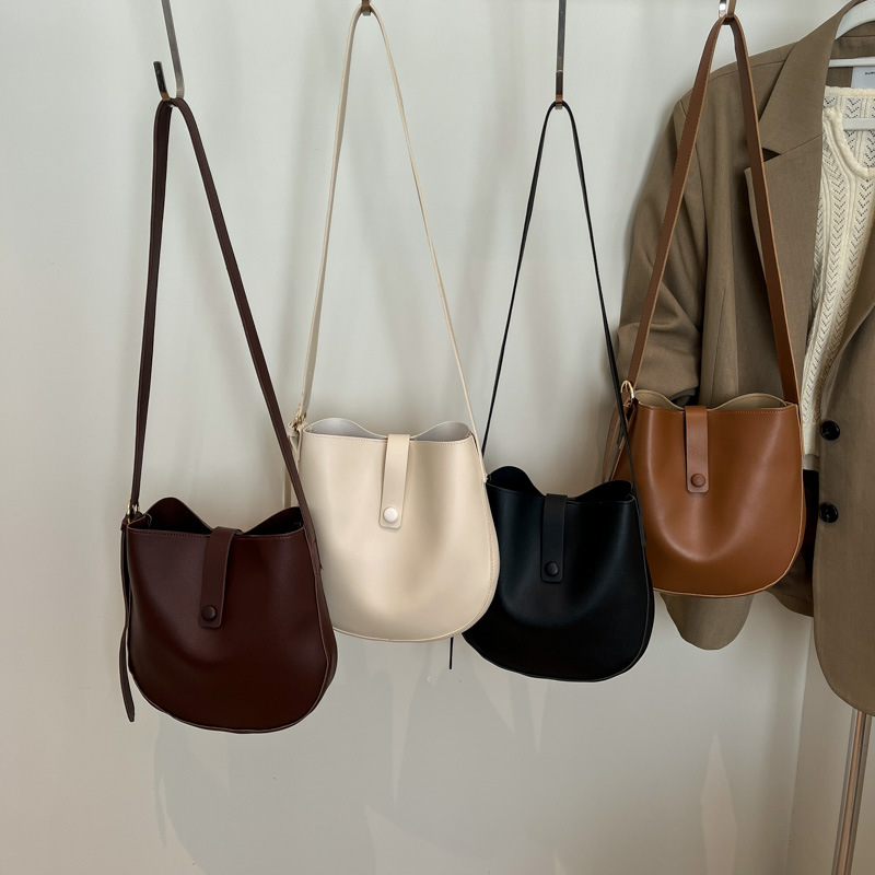 New versatile single-shoulder bag, high-end and simple crossbody bag, niche ins style single-shoulder bag, women's commuting bag Application Scenario