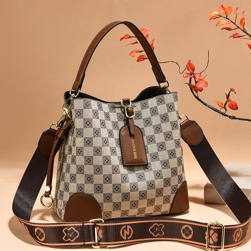 The 2022 new Douyin bucket bag, a large-capacity, simple handbag and single-shoulder crossbody bag, is a bestseller in live-streaming by Internet celebrities full figure