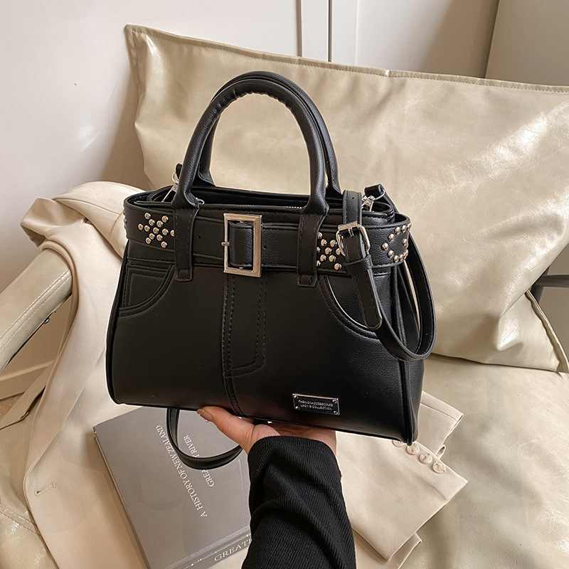 A retro and high-end handbag, a new fashion single-shoulder crossbody bag for women in 2025, and a tote bag for students' commuting to school details Picture