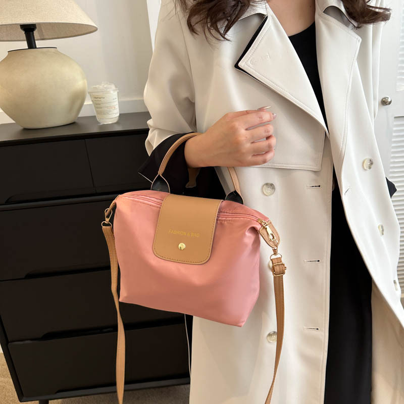 This year, Oxford small bags are in fashion. The 2023 new trendy color-blocking crossbody bag, dumpling bag, casual and fashionable handbag Application Scenario