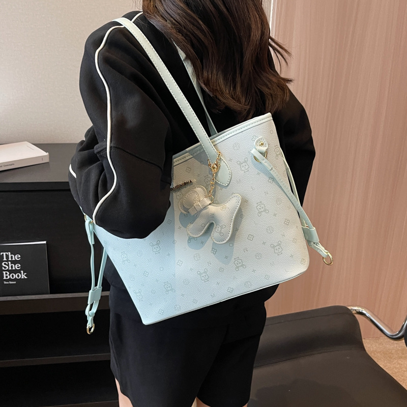 Work commuting Tote bag for women, 2025 New Korean style, fashionable and trendy, large-capacity single-shoulder bag, high-end underarm bag Application Scenario