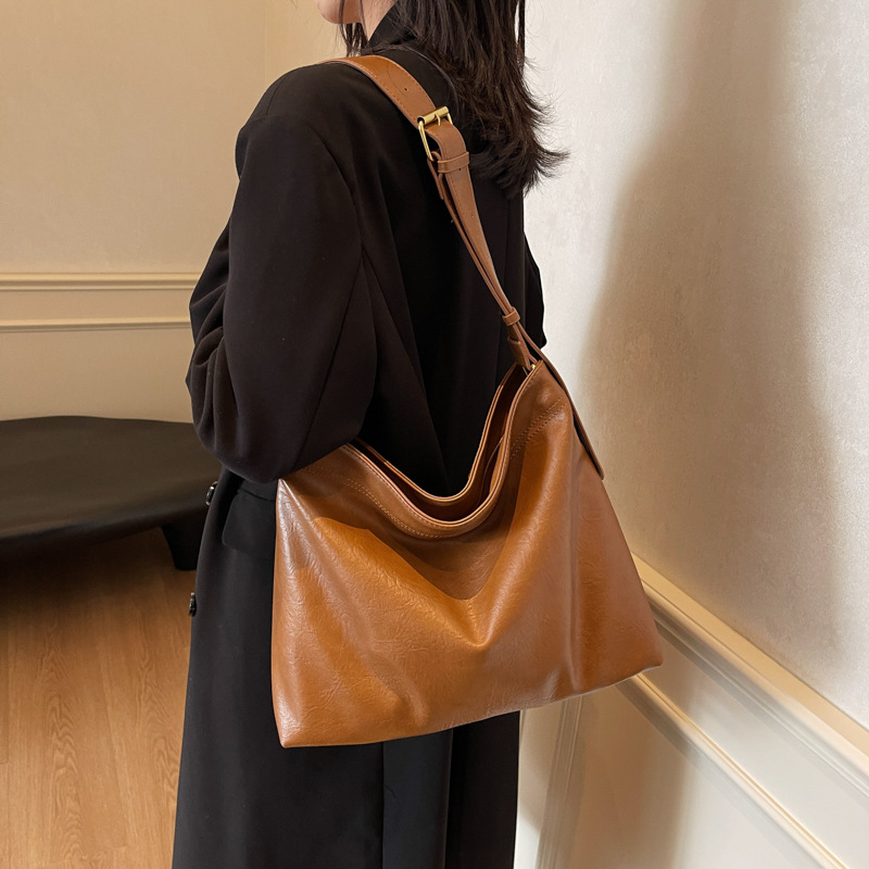 A simple and large-capacity bag for women, a new 2024 trendy Korean style single-shoulder crossbody bag, a versatile college student class bag Application Scenario