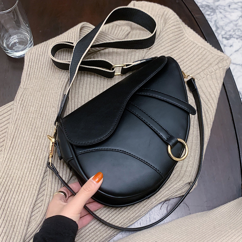 Cross-border retro bag for women 2025 Spring Trend Korean style fashion crossbody bag, simple internet-famous saddle bag, Internet red envelope Application Scenario