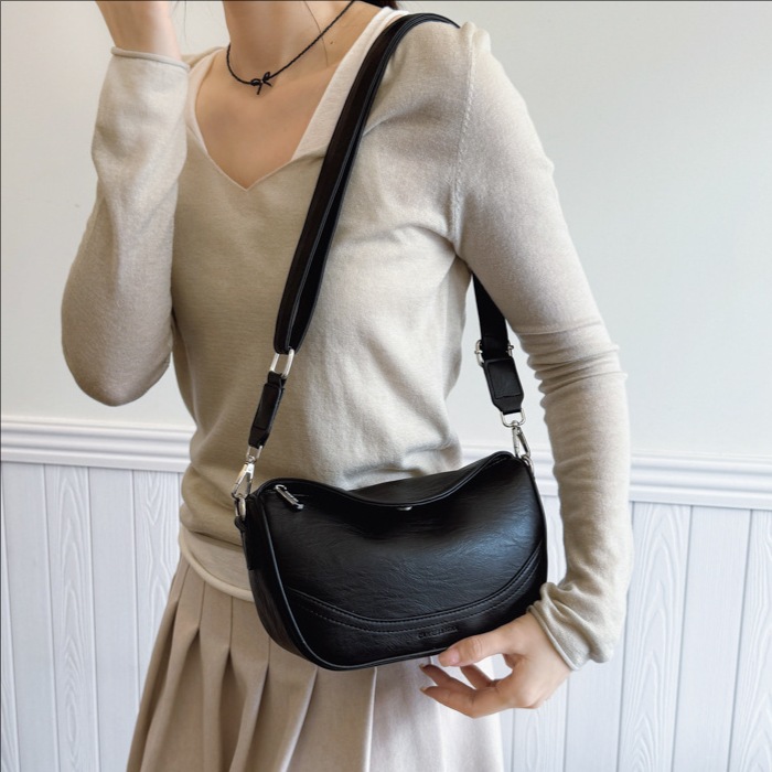A light luxury and fashionable single-shoulder bag for women in 2025, a high-end commuting pillow bag and a casual soft leather crossbody bag full figure