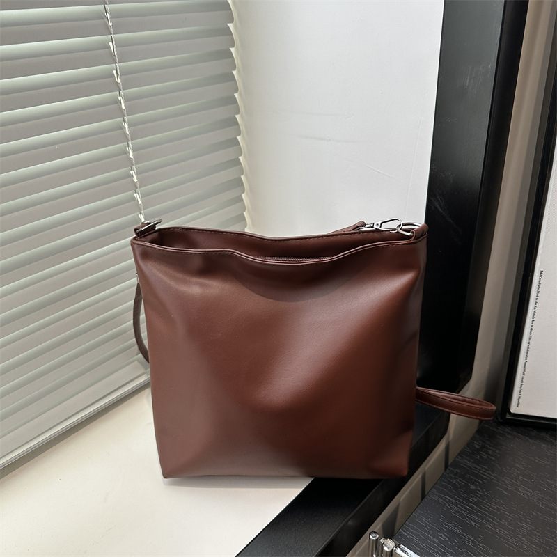 Simple and niche design, large-capacity women's bag, Spring 2025 new versatile tote bag, fashionable single-shoulder crossbody bag for women full figure