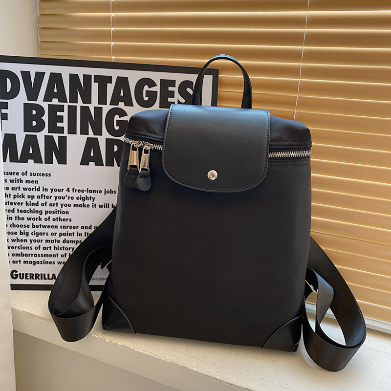 This is a stylish and simple single-shoulder bag with a wide shoulder strap from Japan and South Korea. It's a new 2024 trendy INS backpack for casual wear and youth details Picture