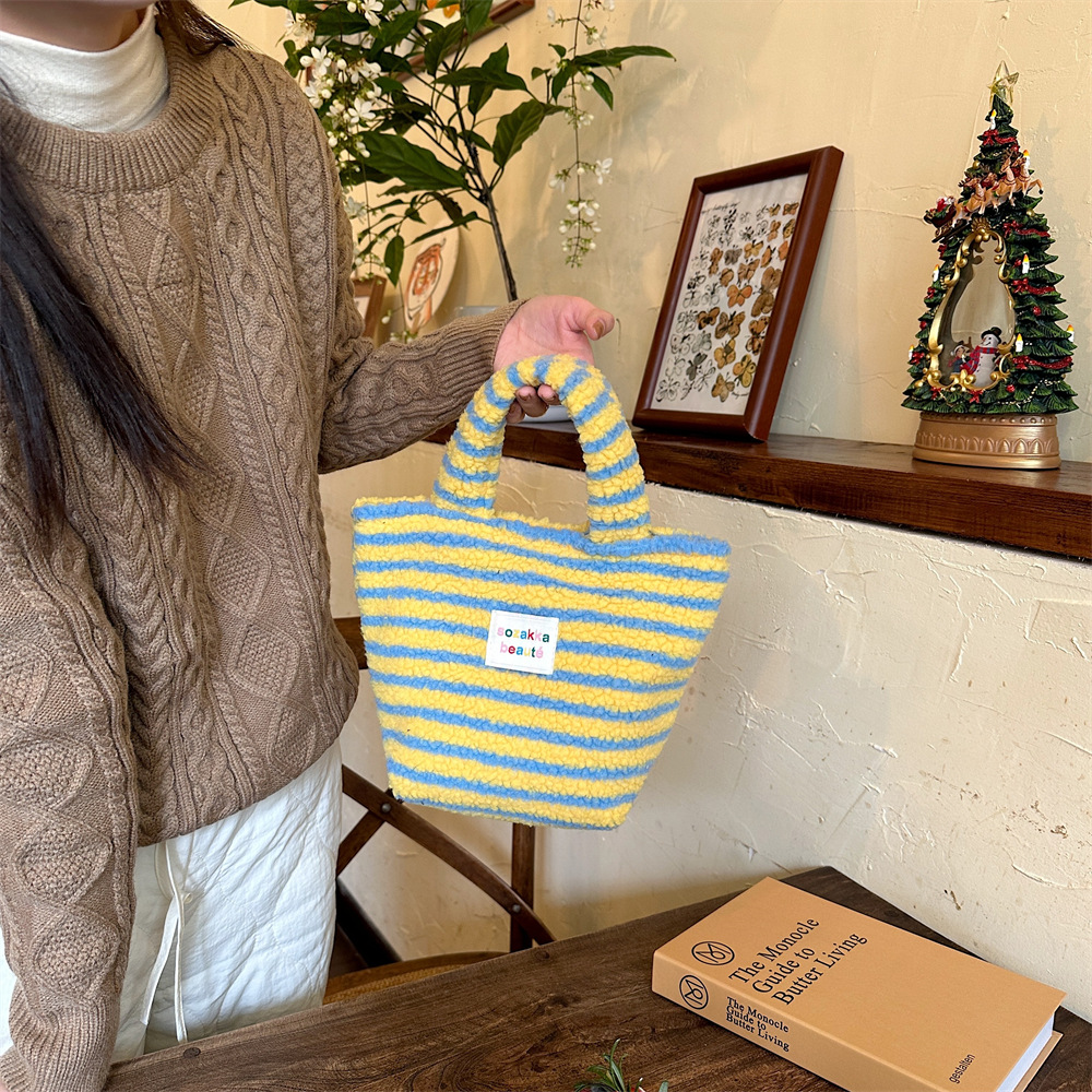 4111 Winter Fashion Plush Women's Bag 2023 New Style Cute polka Dot Handbag for commuting to work Application Scenario