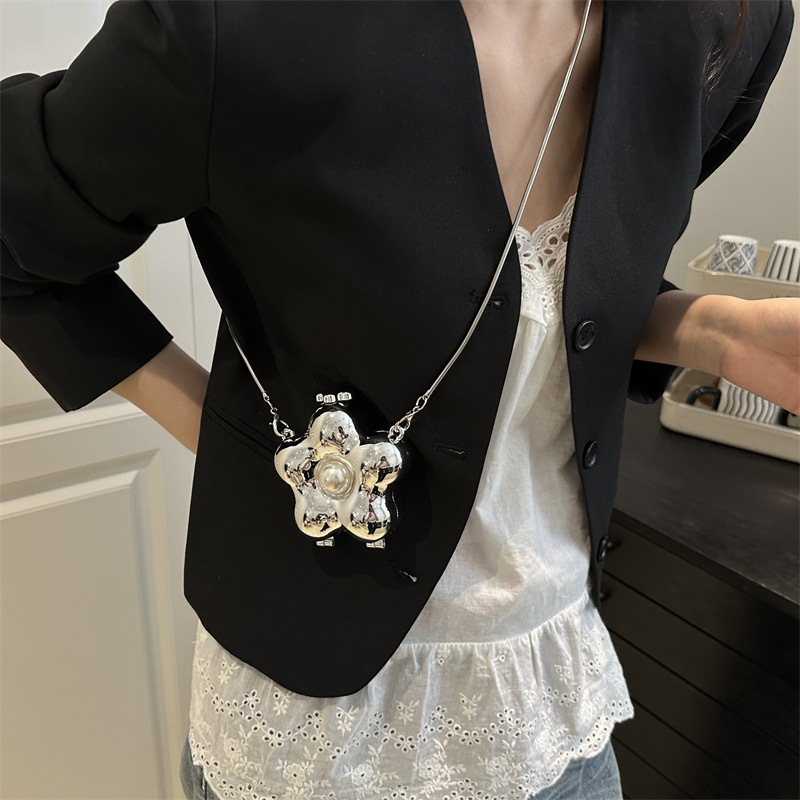 The 2025 new acrylic flower bag is a fashionable, niche and versatile mini evening bag for women with a crossbody style Specification drawing