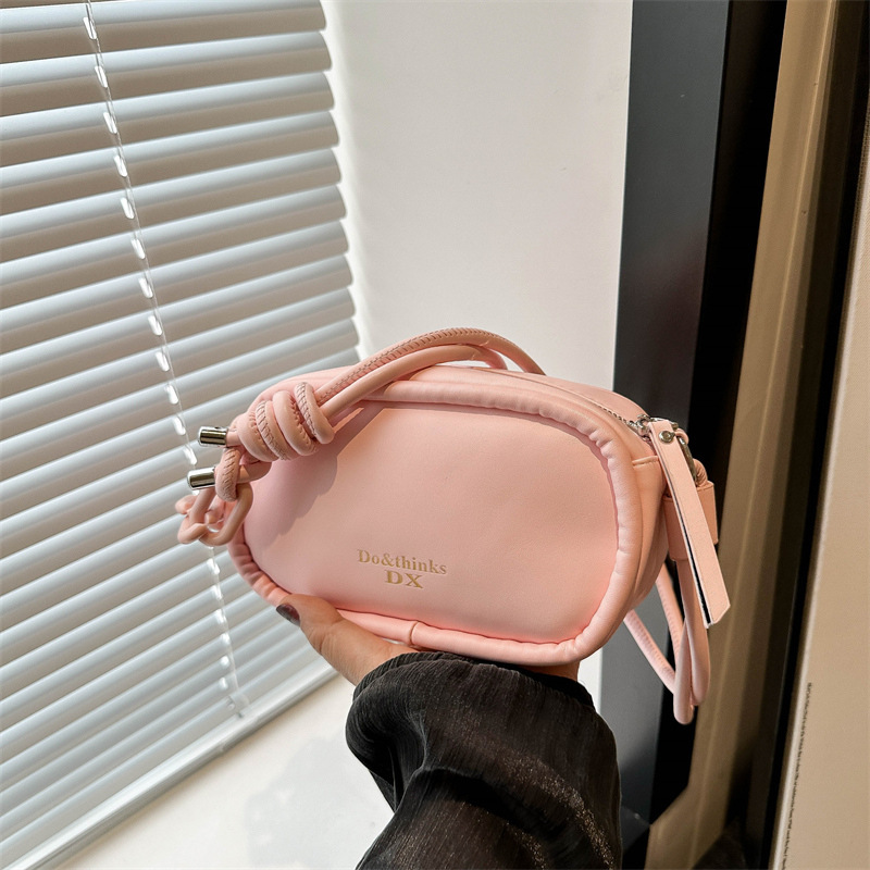 A simple and trendy solid-color oval 2024, stylish and casual, high-quality crossbody single-shoulder small square bag full figure