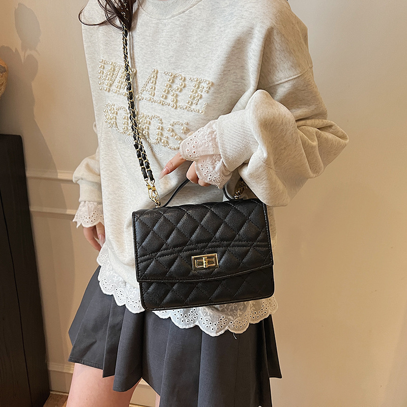 Korean style diamond-shaped chain hand shoulder bag for women 2025 New fashion, versatile and multi-functional backpack for women Application Scenario
