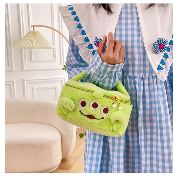 High appearance level, cute plush cartoon hand-held storage bag, toiletries bag, large capacity, portable and versatile makeup bag Specification drawing