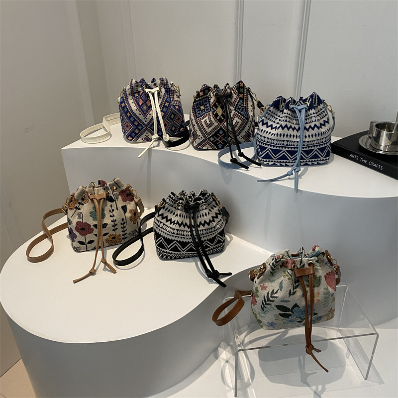 The 2024 new stylish and elegant design single-shoulder bag features a stylish pattern and a retro drawstring for the underarm texture Application Scenario