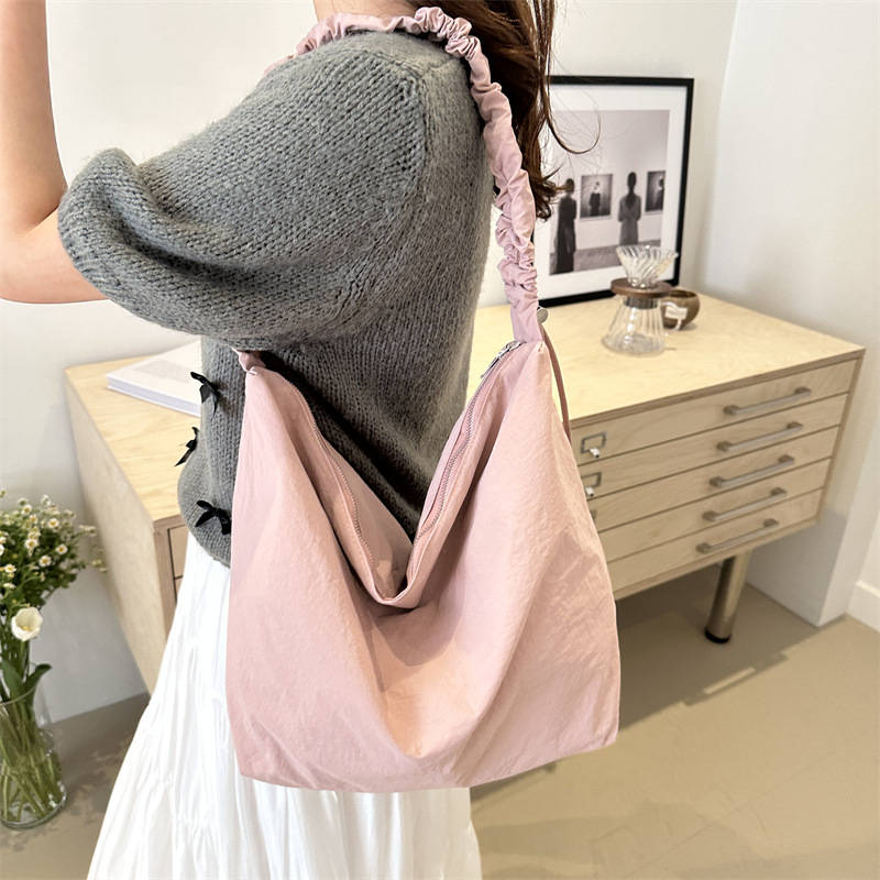 Large-capacity pleated cloud casual Nylon fabric bag 2024, a fresh and laid-back commuting single-shoulder tote crossbody bag Specification drawing