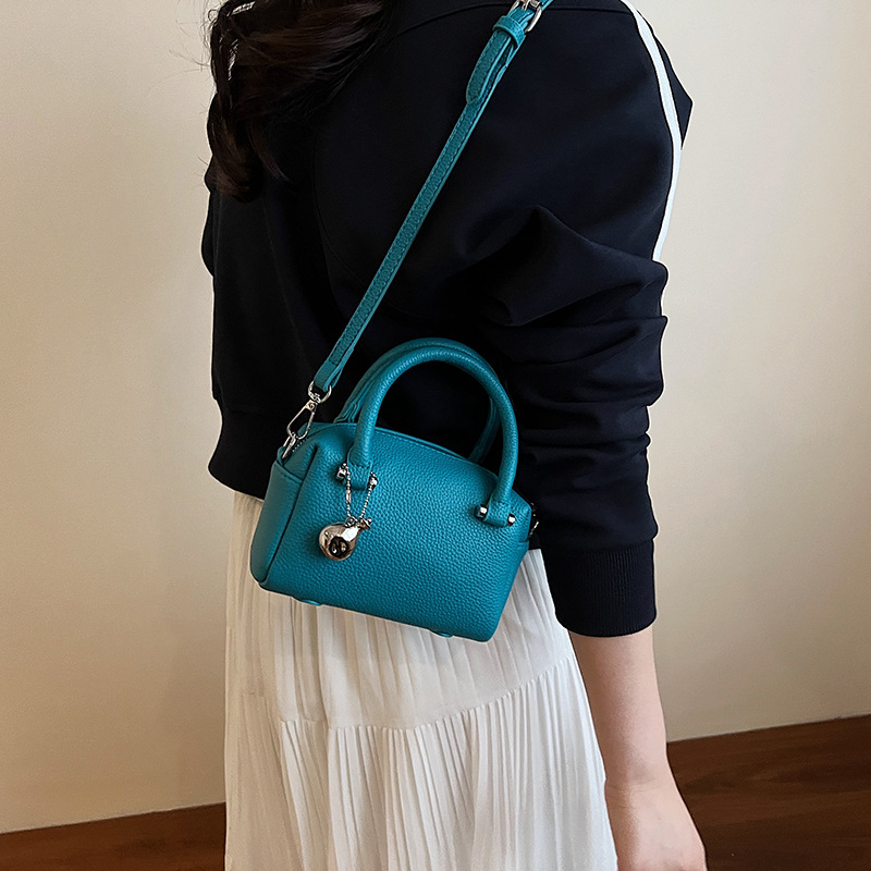 The 2025 new lychee pattern hand-held Boston bag exudes a sense of high-end fashion for women. It is a stylish single-shoulder bag with a solid color crossbody details Picture